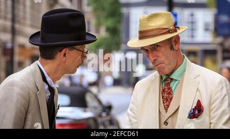 Gustav Temple (r), Organisator und Redakteur 'The CHAP', beim 'Grand Flaneur' Walk, Mayfair, London, Großbritannien Stockfoto