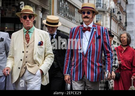 Organisator Gustav Temple (l) und British Chaps and Chapettes im "The Grand Flaneur" CHAP Walk, Mayfair, London, Großbritannien Stockfoto