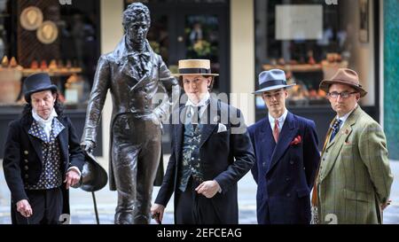 British Chaps mit der Statue von Beau Brummell auf dem 'Grand Flaneur' CHAP Walk, Mayfair, London, Großbritannien Stockfoto