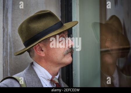 Dapper British CHAP am "Grand Flaneur" CHAP Walk, Mayfair, London, Großbritannien Stockfoto