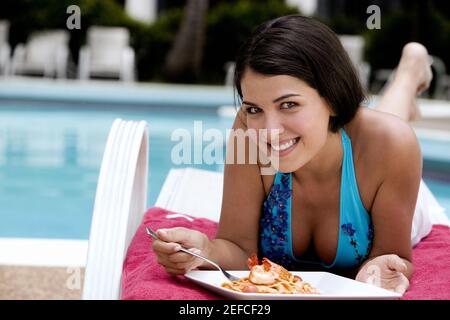 Nahaufnahme einer jungen Frau beim Essen Stockfoto