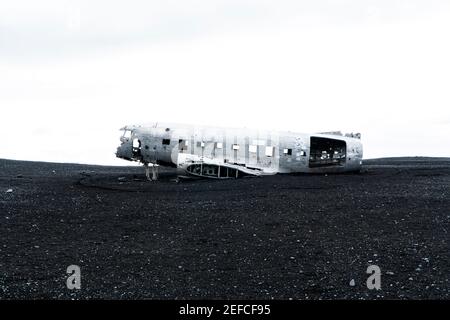 Das Wrack eines abgestürzten Flugzeugs, der US DC-3 am Ufer von Südisland Stockfoto