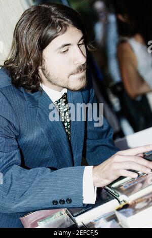 Nahaufnahme eines Geschäftsmannes in einer Buchhandlung Stockfoto