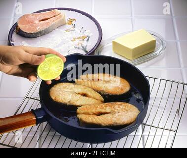 Nahaufnahme von Lachs in Scheiben braten in einer Pfanne Stockfoto