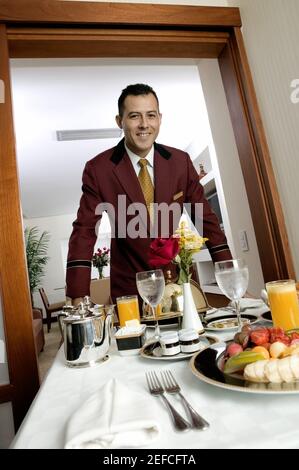 Porträt eines Kellners, der Essen serviert Stockfoto