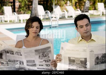 Junges Paar lesen Zeitung Stockfoto