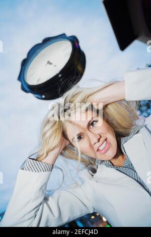 Porträt einer Geschäftsfrau, die frustriert an den Haaren zieht Stockfoto