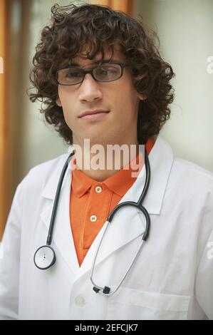 Nahaufnahme eines männlichen Arztes mit Stethoskop Stockfoto
