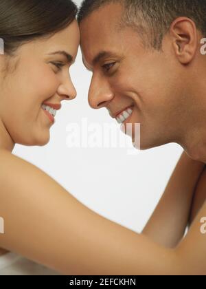 Seitenprofil eines mittelerwachsenen Mannes, der einen ansieht Junge Frau Stockfoto