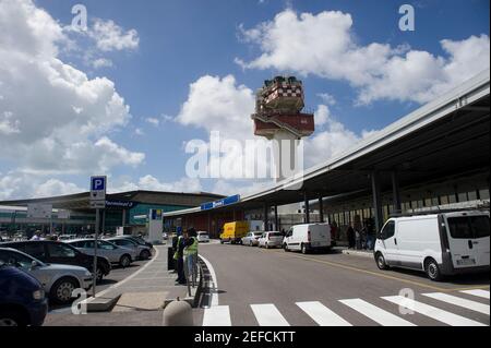 Italien. Europa. Roma. Flughafen Fiumicino. Der Flughafen Leonardo da Vinci, Control Tower. Italienische Flagge Stockfoto