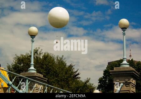 Low-Angle-Ansicht eines Heißluftballons, Boston, Massachusetts, USA Stockfoto