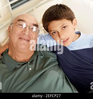 Porträt eines Jungen mit seinem Großvater Stockfoto