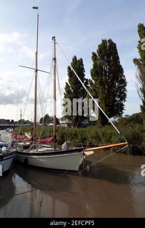 Eine Vintage Segelyacht aus Holz, die am Kai in Sandwich, Kent, festgemacht ist Stockfoto