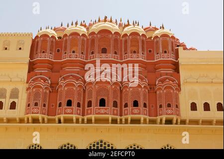 Low-Winkel-Ansicht der Fassade eines Palastes, Hawa Mahal, Jaipur, Rajasthan, Indien Stockfoto