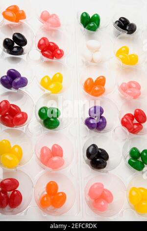 Nahaufnahme von Jellybeans in Schüsseln Stockfoto