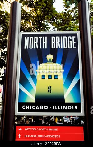 Niedrige Winkelansicht einer Schildertafel, North Bridge, Chicago, Illinois, USA Stockfoto