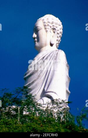 Low-Winkel-Ansicht einer Statue von Buddha Stockfoto