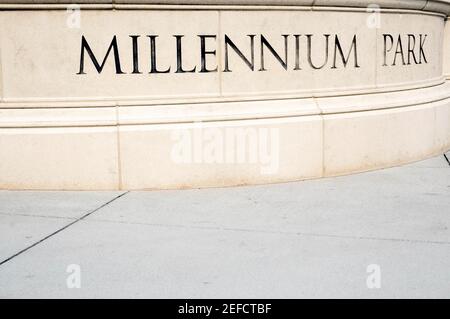 Nahaufnahme eines Schildes auf einem Sockel, Millennium Park, Chicago, Illinois, USA Stockfoto