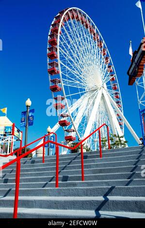 Low-Angle-Ansicht eines Riesenrads, Navy Pier Park, Chicago, Illinois, USA Stockfoto