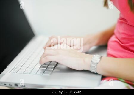 Mitte Schnittansicht einer Frau mit einem laptop Stockfoto