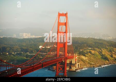 Luftaufnahme des Verkehrs auf einer Brücke, Golden Gate Bridge, San Francisco, Kalifornien, USA Stockfoto