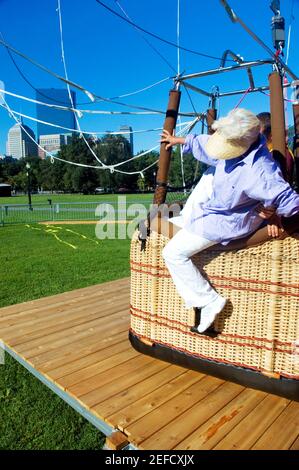 Nahaufnahme einer Person, die in einen Heißluftballonkorb klettert, Boston, Massachusetts, USA Stockfoto