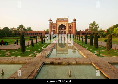 Moschee auf der westlichen Seite des Taj Mahal, Uttar Pradesh, Indien Stockfoto