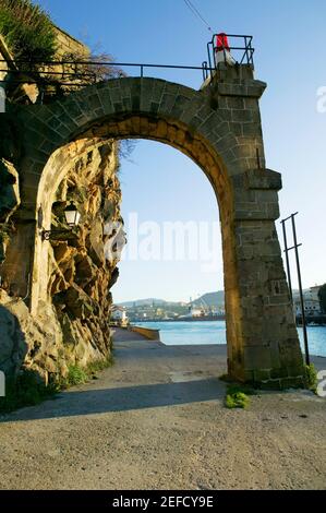 Niedrige Ansicht eines gewölbten Tores auf einer Straße, Spanien Stockfoto