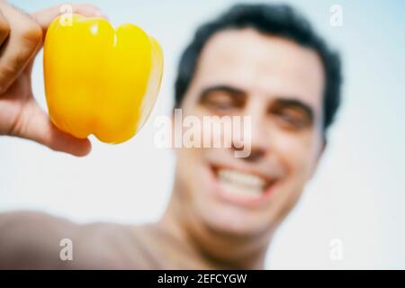 Mittelalter Mann mit gelber Paprika Stockfoto