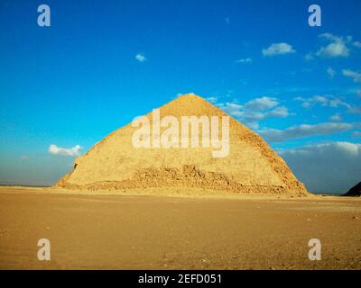 Pyramiden in einer kargen Landschaft, verbogene Pyramide, Dashur, Ägypten Stockfoto