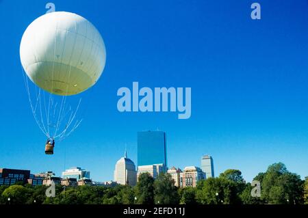 Low-Angle-Ansicht eines Heißluftballons, Boston, Massachusetts, USA Stockfoto