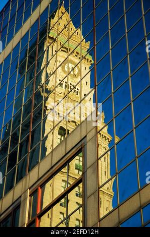 Low-Winkel-Ansicht der Reflexion eines Turms auf der Glasfront eines Gebäudes, Custom House, Boston, Massachusetts, USA Stockfoto