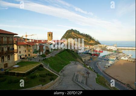 Hochwinkelansicht von Gebäuden auf einem Hügel, Spanien Stockfoto