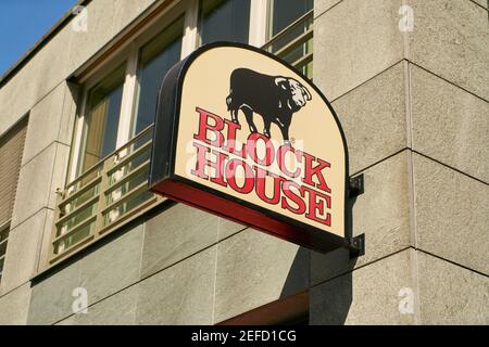 ROSTOCK, Juli 2020: Logo der Steakhouse-Restaurantkette Blockhouse an der Wand Stockfoto