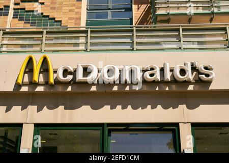 ROSTOCK, Deutschland, Juli 2020: Logo und Name der Fast-Food-Kette McDonald's Over Restaurant Stockfoto