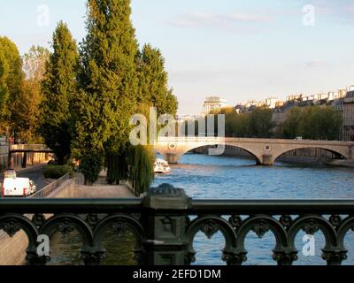 Bogenbrücke auf einem Fluss, seine, Paris, Frankreich Stockfoto