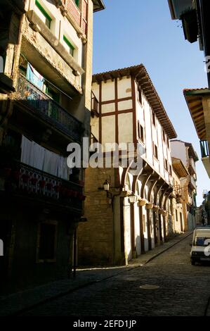 Gasse durch eine Stadt, Spanien Stockfoto