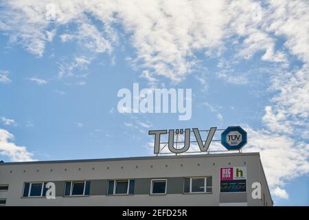 ROSTOCK, Juli 2020: Logo der deutschen Organisation TÜV Süd (Fachverband für Technische Inspektion) auf dem Gebäude Stockfoto