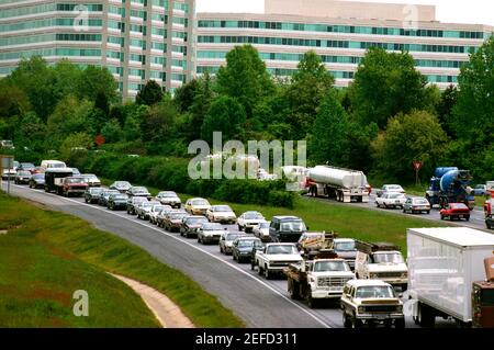 Verkehr auf der Route 270 mit Bürogebäuden im Hintergrund Stockfoto