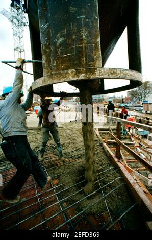 Bauarbeiter gießen Zement in neues Bürogebäude in Bethesda, Maryland Stockfoto