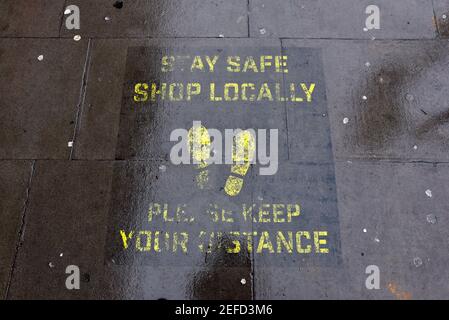 Holloway Road, London, Großbritannien. Februar 2021, 17th. Covid 19: Route aus der Sperre wird nächste Woche bekannt gegeben. Soziale Distanzierung Pflaster Schablone. Kredit: Matthew Chattle/Alamy Live Nachrichten Stockfoto