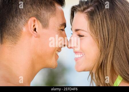 Seitenansicht eines jungen Paares, reiben ihre Nasen Stockfoto