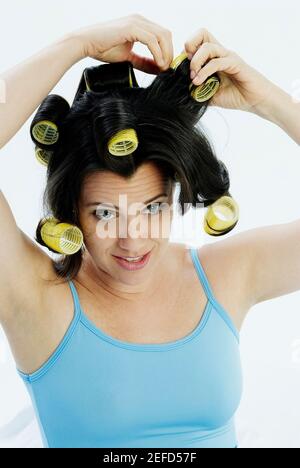 Nahaufnahme einer reifen Frau mit Lockenwicklern Stockfoto