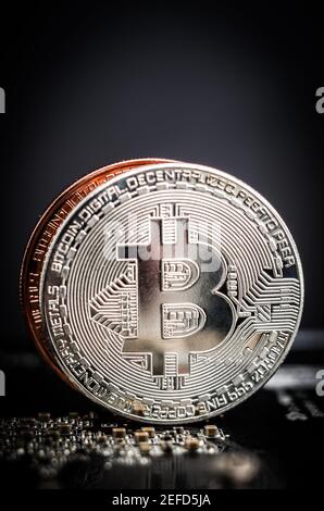 Glänzende Silber und Kupfer Bitcoins Computerplatine Stockfoto