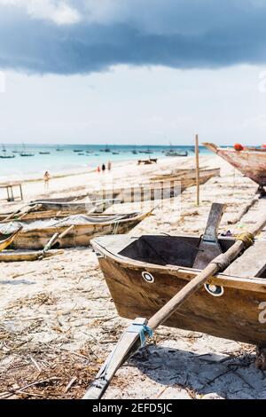 Schöne bunte Landschaft mit Hängematte hängen auf Palmen und Boote Im Ozean im Hintergrund Stockfoto