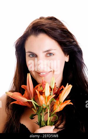 Porträt einer jungen Frau mit einen Blumenstrauß Stockfoto