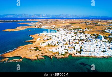 Luftbild der Stadt Naoussa mit typischen weißen Häusern am Meer und niedrigen Bergen am Horizont, Paros Insel, Griechenland Stockfoto