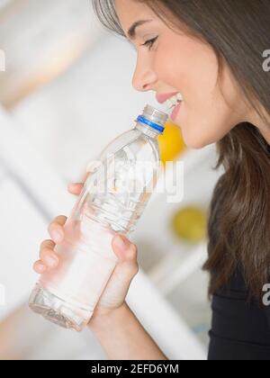 Seitenansicht von einer jungen Frau-Trinkwasser Stockfoto