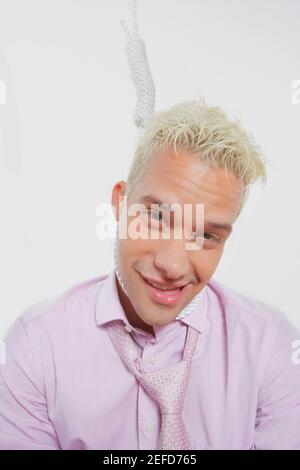 Porträt eines Geschäftsmannes mit einer Schlinge um den Hals Stockfoto