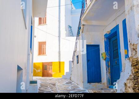 Schmale Straße mit traditionellen rustikalen griechischen Häusern im Dorf auf der Insel Paros, Griechenland Stockfoto